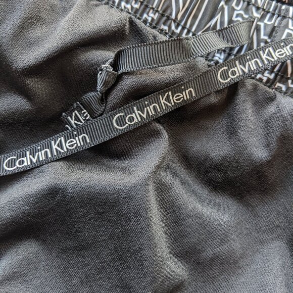 Calvin Klein running shorts with liner, pockets and interior drawstring - Picture 5 of 8